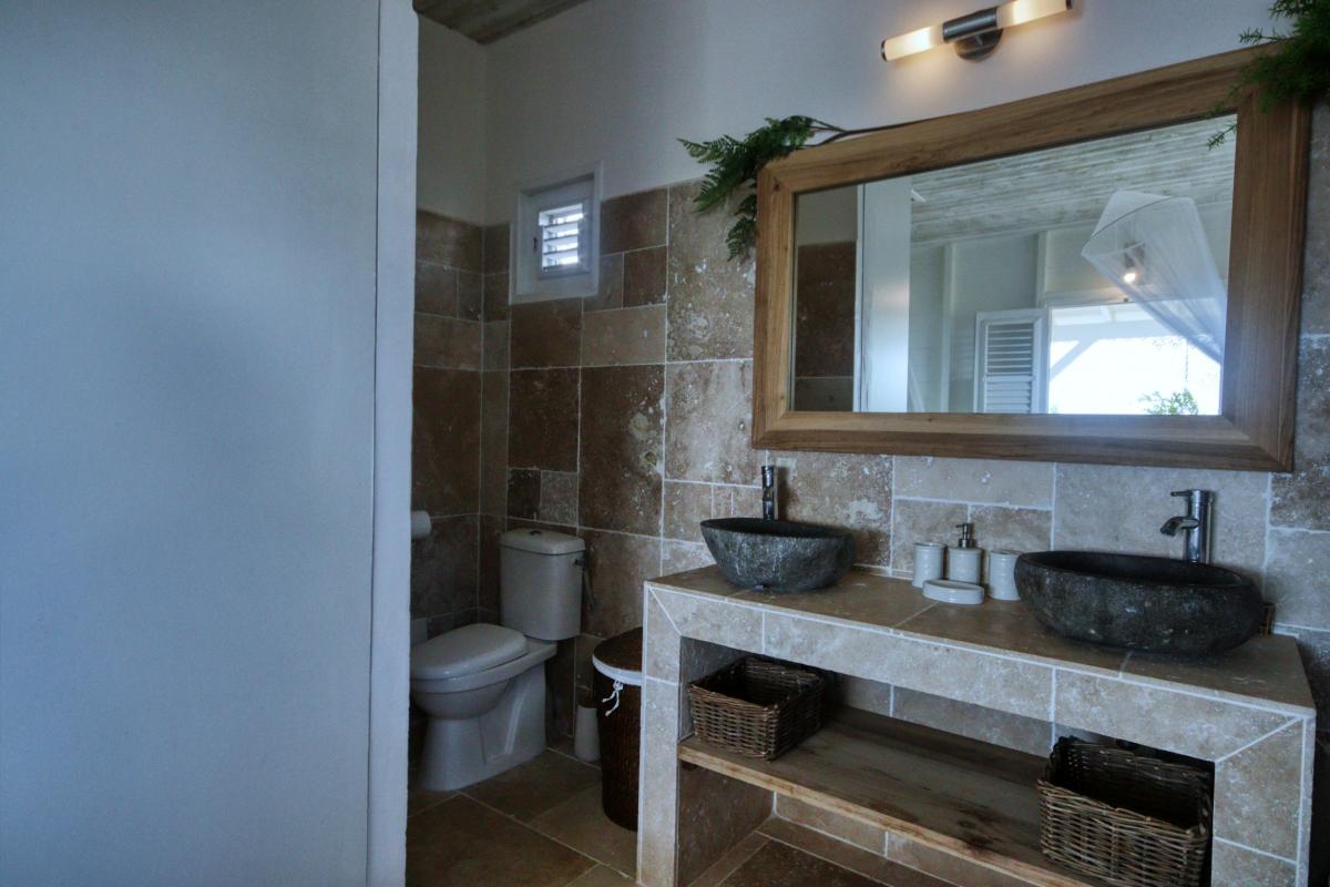 Location Bungalow luxe Martinique - Salle de douche et WC